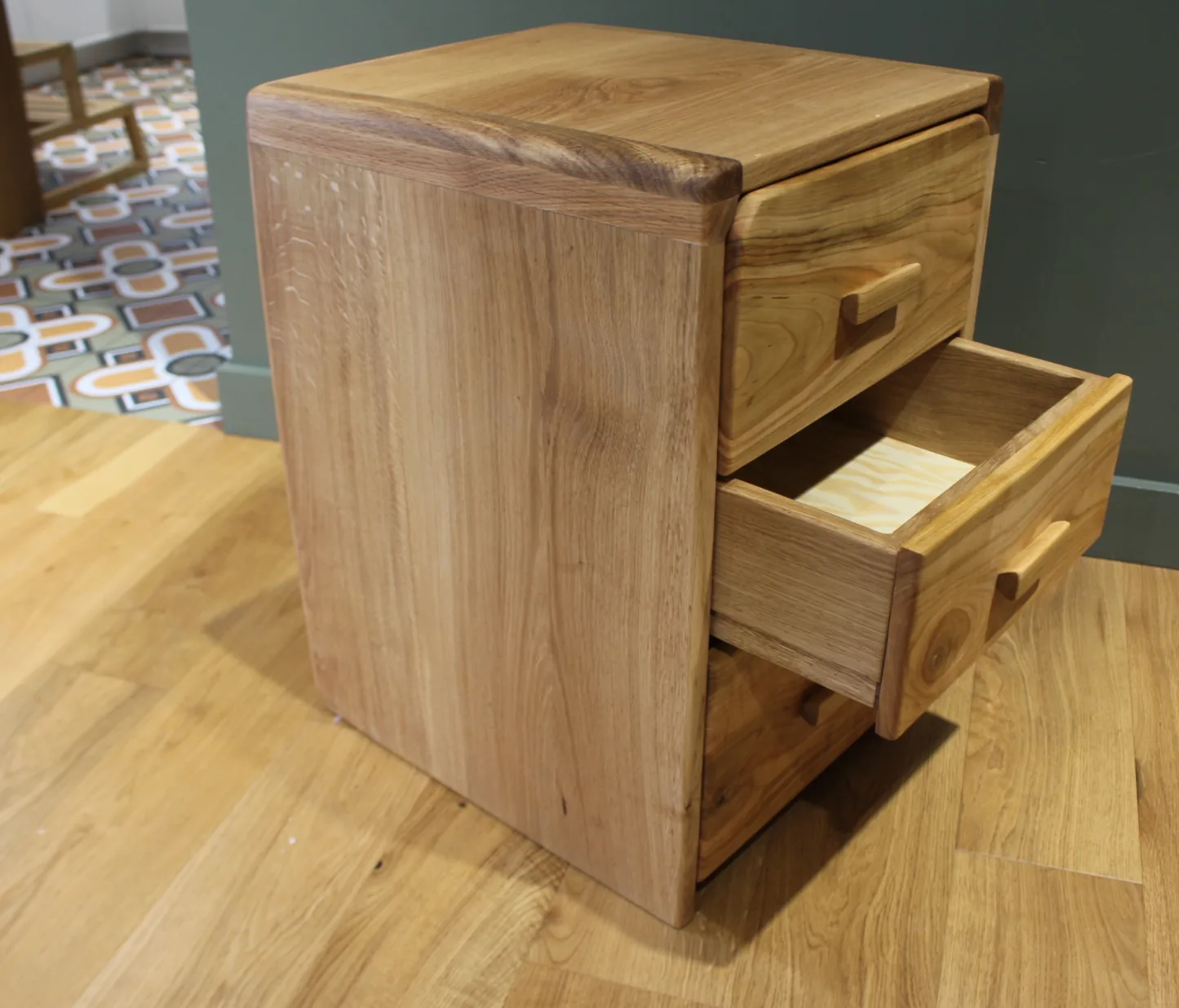 Andvari — middle drawer pulled out, runner hidden beneath the bottom