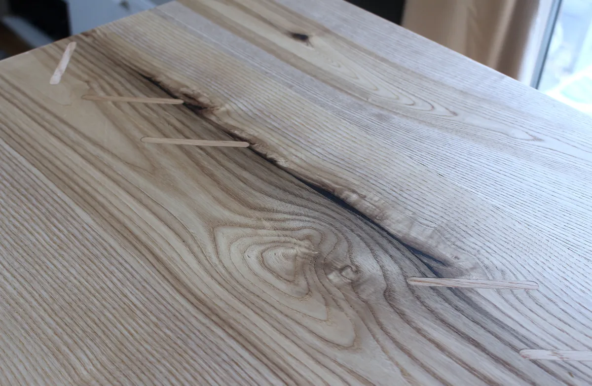 Trinity — pęknięcie w blacie z intarsjami