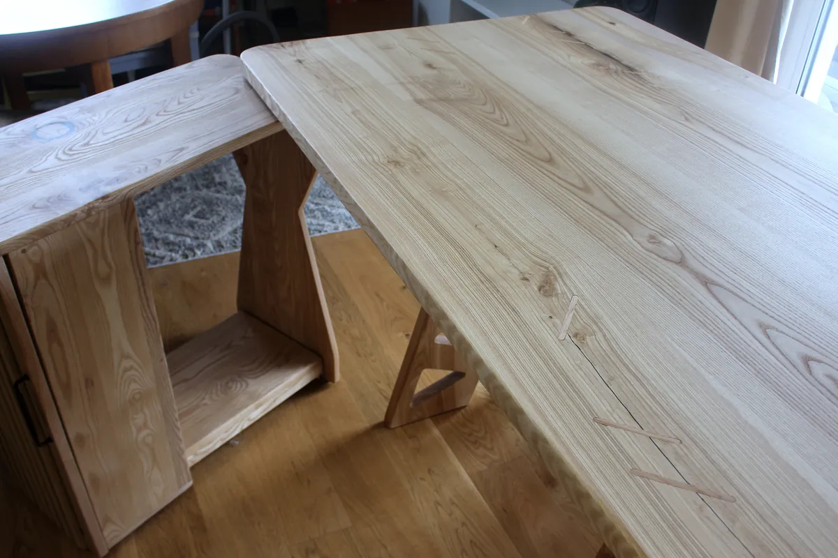 Trinity — stanowisko pracy krawca z litego jesionu